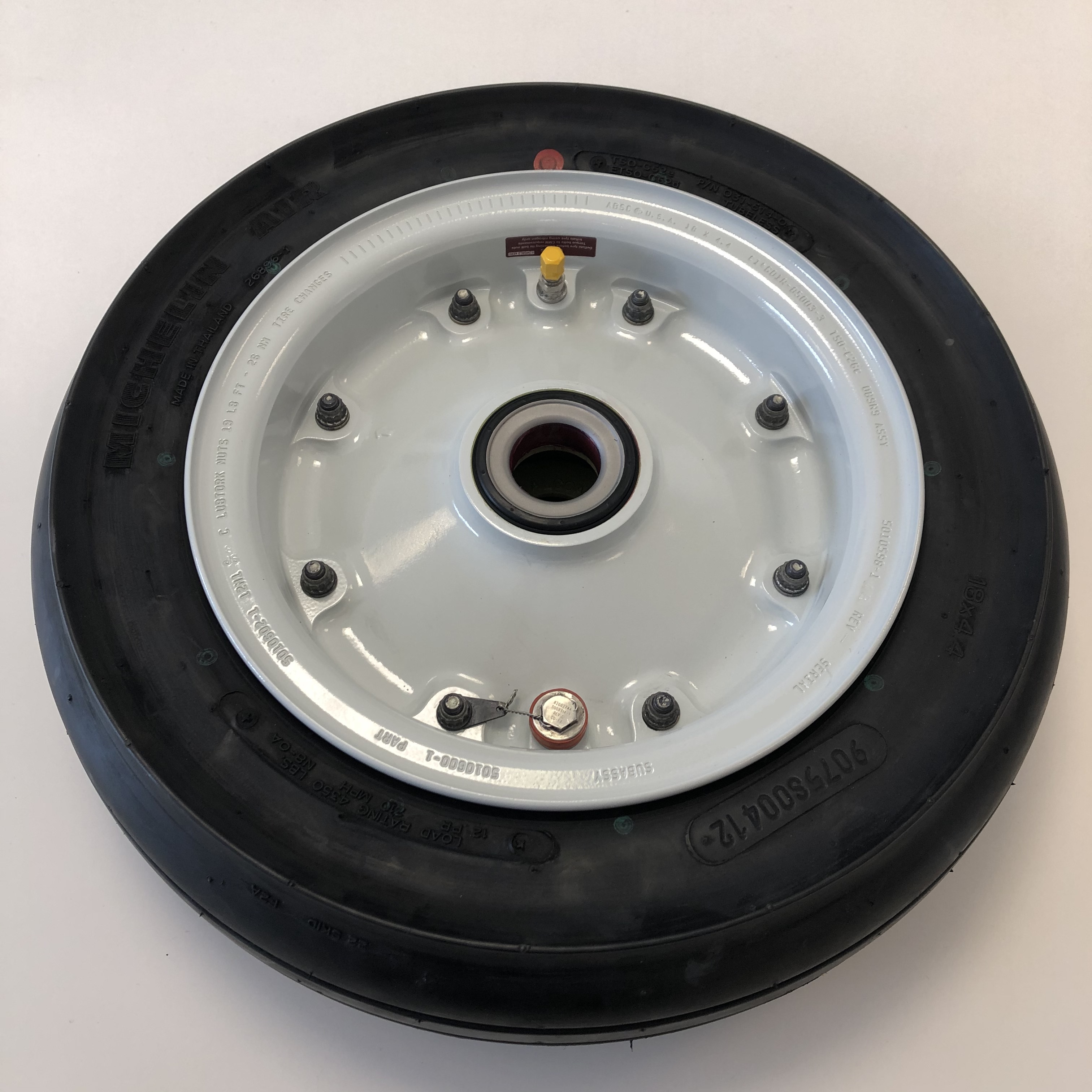 K600-85032-19 Bombardier Challenger 605 & 650 nose wheel and tire