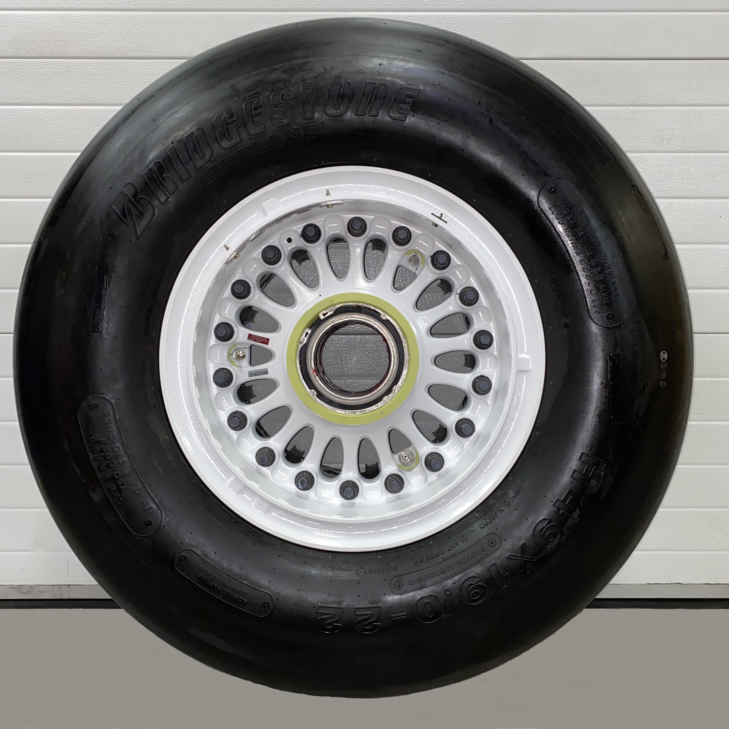 168U0100-52 Boeing 747-400 wheel & tire